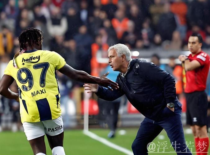 62岁穆帅再现辉煌：禁赛期间率队11轮不败，击碎质疑声